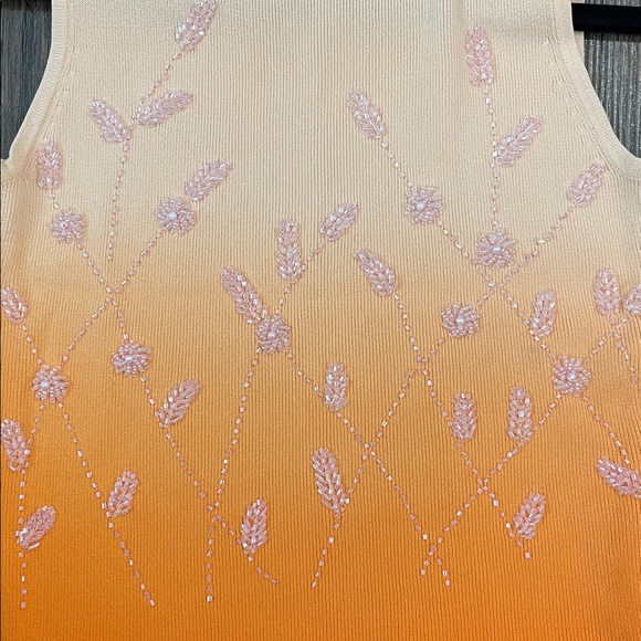 Elegant Gradient Sleeveless Top - Picture 3 of 4